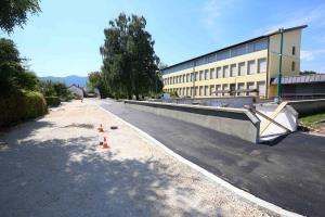ASFALTIRANJE PRED OŠ CERKNICA 02 FOTO LJUBO VUKELIČ